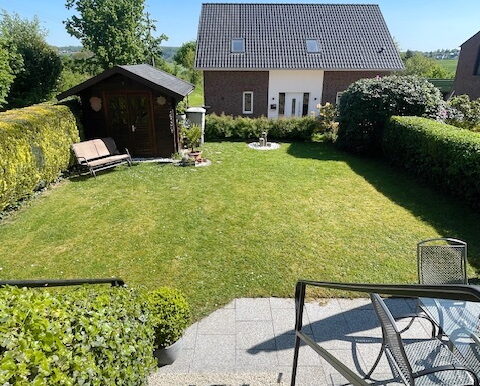 Haushälfte links Garten
