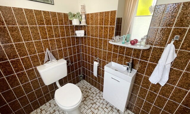 Haushälfte lins - Gäste-Toilette mit Fenster