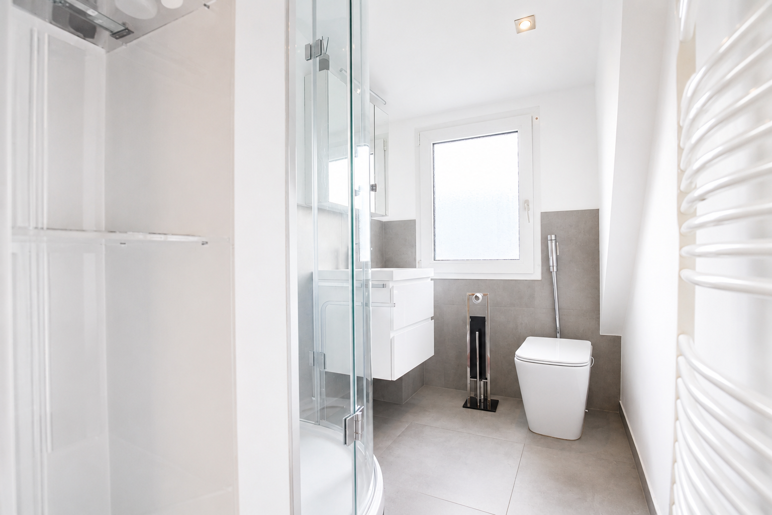 Helle ca. 80 m² große 2-Zimmer-Maisonettewohnung mit Spitzboden, Einbauküche und Tageslichtbad - Photo 2