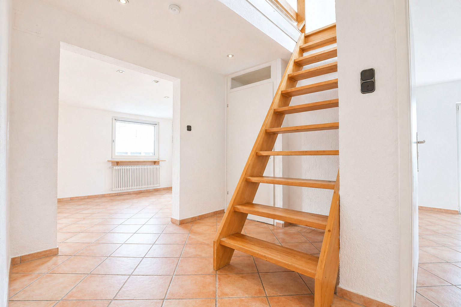 Helle ca. 80 m² große 2-Zimmer-Maisonettewohnung mit Spitzboden, Einbauküche und Tageslichtbad - Photo 4