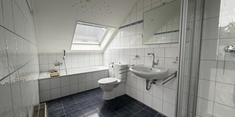 Badezimmer mit Wanne...