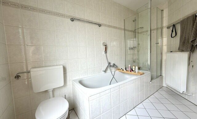 Bad mit Wanne und Dusche im Obergeschoss