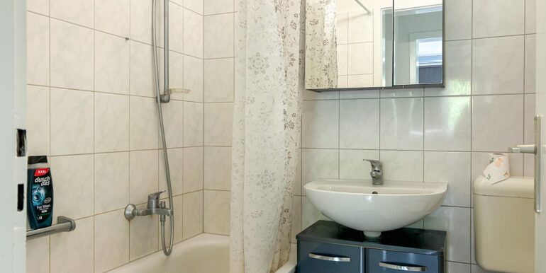 Badezimmer mit Duschwanne