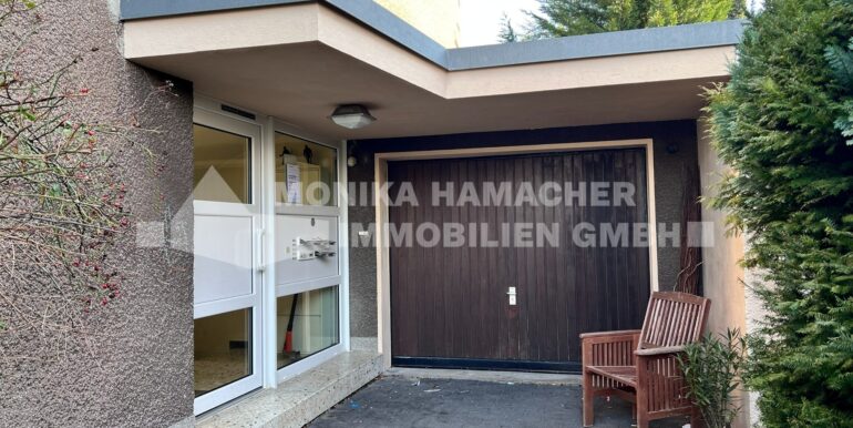 Eingang und Garage 48