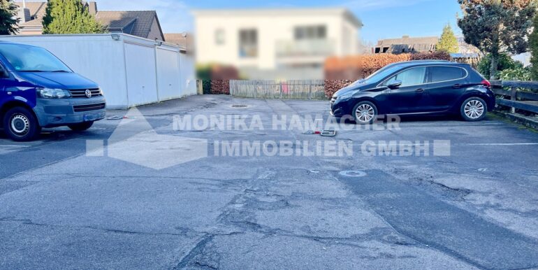 Parkplatz und Garagen