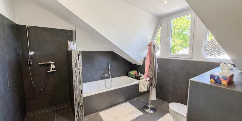 Tageslichbad mit Wanne und Dusche DG
