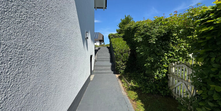 befestigter Weg zur Einliegerwohnung