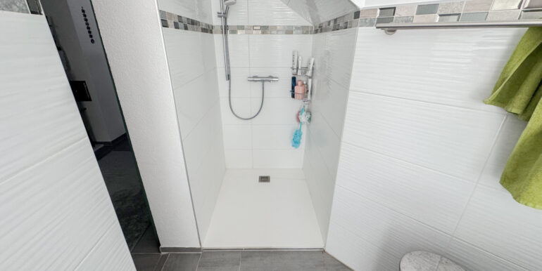 Tageslichtbad mit Dusche und Wanne Einliegerwohnung