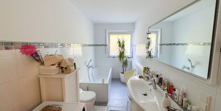 Tageslichtbad mit Dusche und Wanne Einliegerwohnung