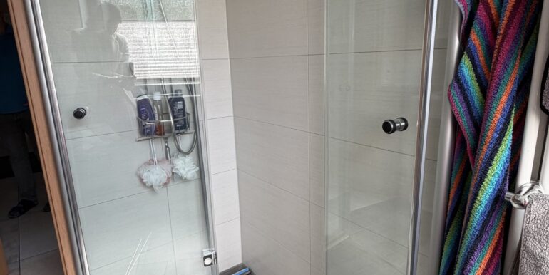...mit bodentiefer Dusche