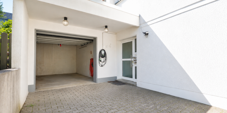 Hauszugang und Garage