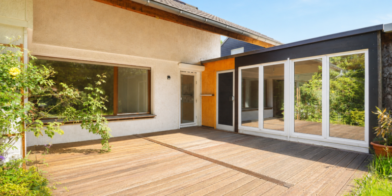 Terrasse mit Zugang zum Hobbyraum