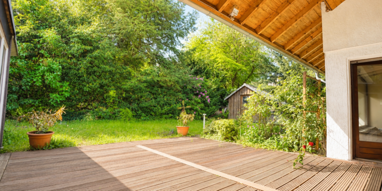 Terrasse mit angrenzenden Garten