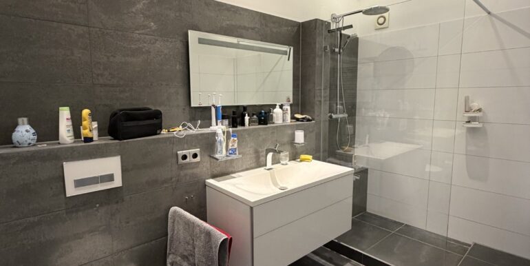 ..mit Dusche und Badewanne