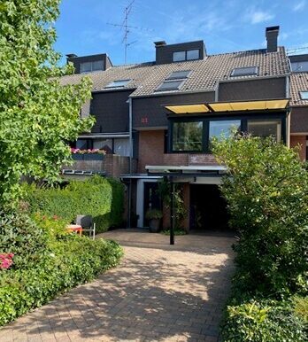 Frontansicht mit Carport