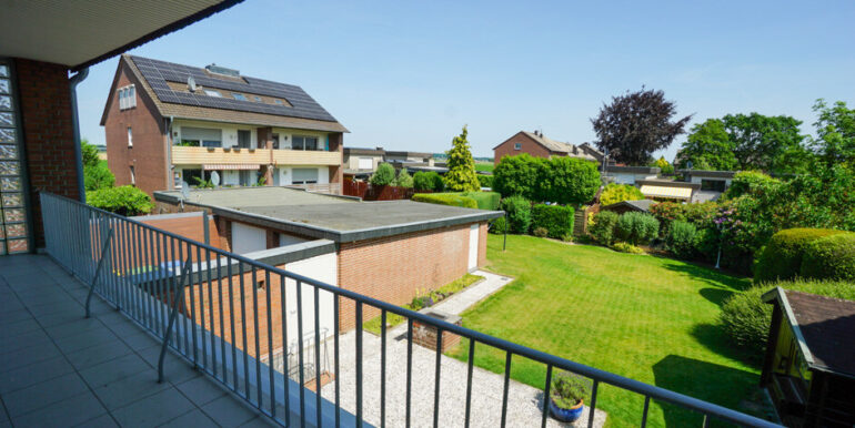 ... mit Zugang zum Balkon