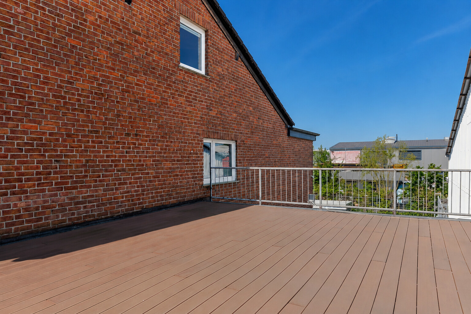 Familienfreundliche 6-Zimmer-Whg mit Garten! - Photo 2