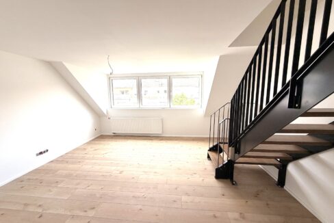 Wohnzimmer mit Treppe