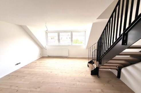 Wohnzimmer mit Treppe