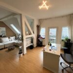 Wohnzimmer mit Zugang zum Balkon