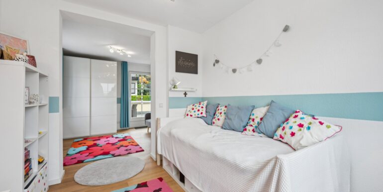 Kinderzimmer 2 mit Zugang zum Balkon