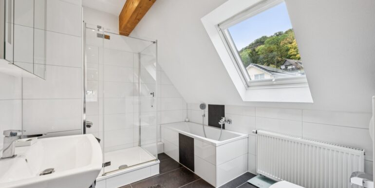Modernes Elternbad mit Dusche und Wanne