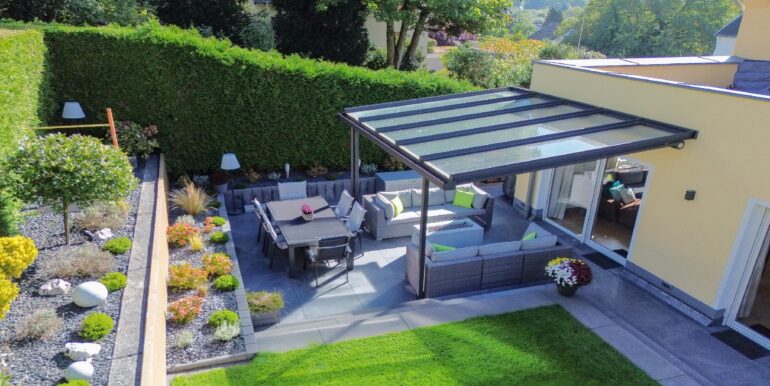 Überdachte Terrasse und Traumgrundstück