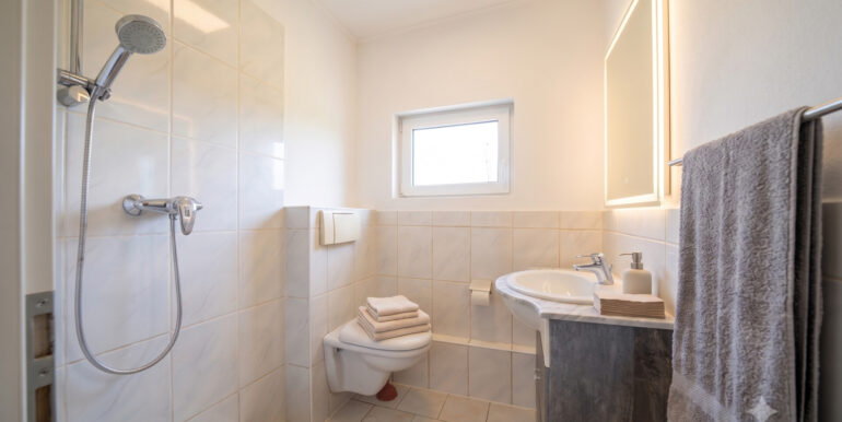 Gäste WC Hinterhaus KI generiert