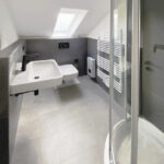 Badezimmer mit Fenster