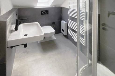 Badezimmer mit Fenster