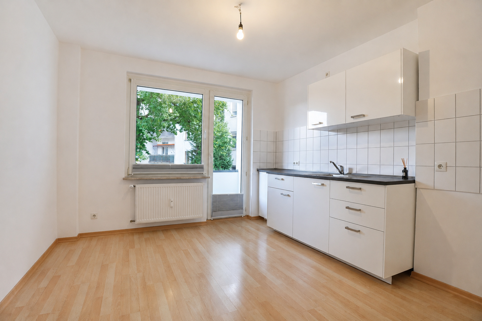 Schöne ca. 56m² große 2-Zimmer-Wohnung mit Balkon in gepflegtem Mehrfamilienhaus - Foto 2