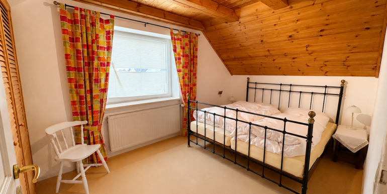 Schlafzimmer ( OG )