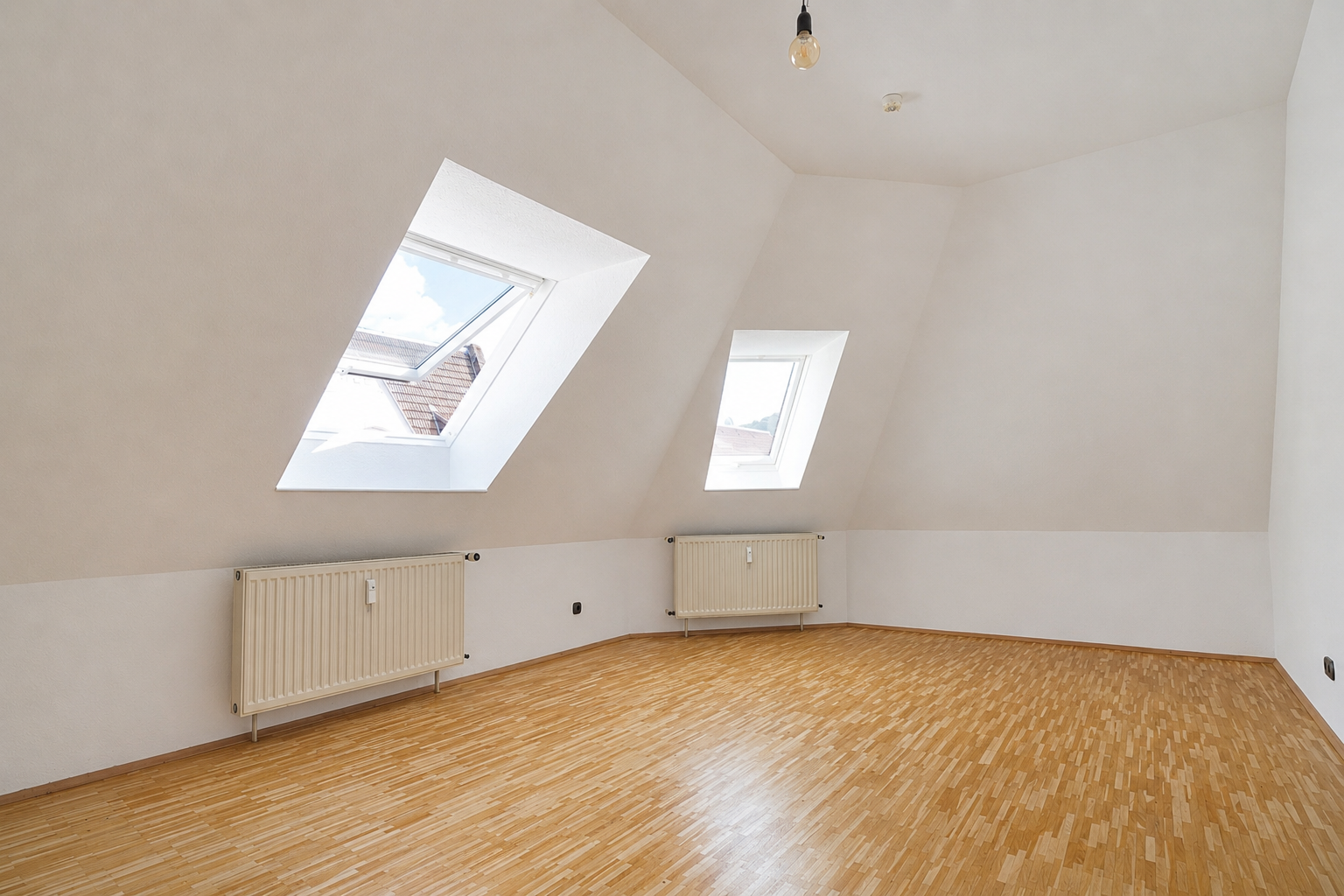 Helle ca. 45m² große 2-Zimmer-Dachgeschosswohnung mit Tageslichtbad - Photo 5