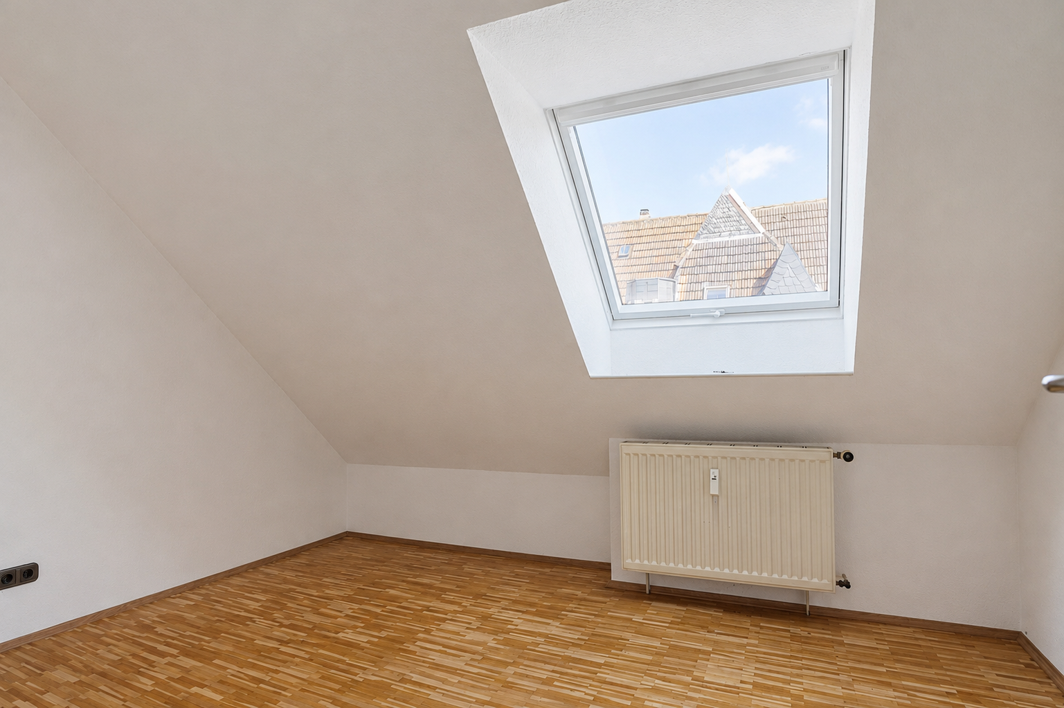 Helle ca. 45m² große 2-Zimmer-Dachgeschosswohnung mit Tageslichtbad - Photo 3
