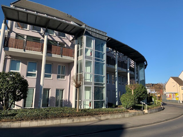 Tolle 3-Zimmer-Stadtwohnung mit Einbauküche, Balkon, 2 Bädern, Aufzug und Tiefgaragenstellplatz - Foto 4