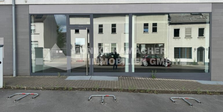 Außenansicht + Stellplätze