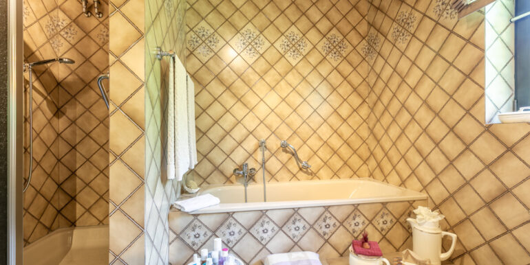 Badewanne + Dusche