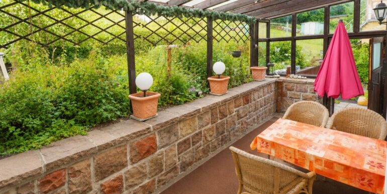 Überdachter Terrasse im Hauseingangsbereich