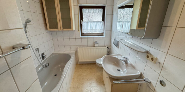 Tageslichtbad mit Wanne und WC OG