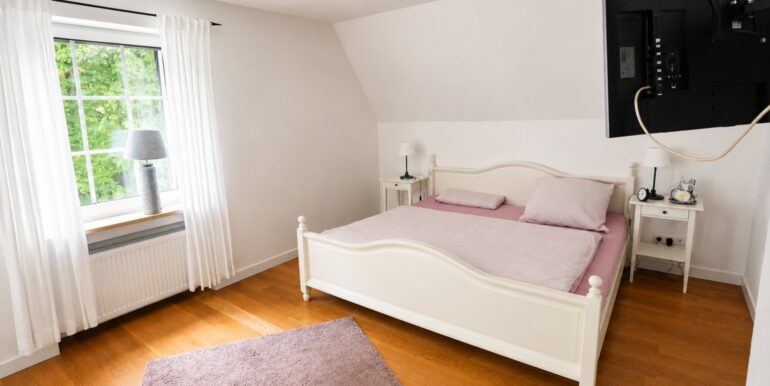 Erstes Schlafzimmer mit...