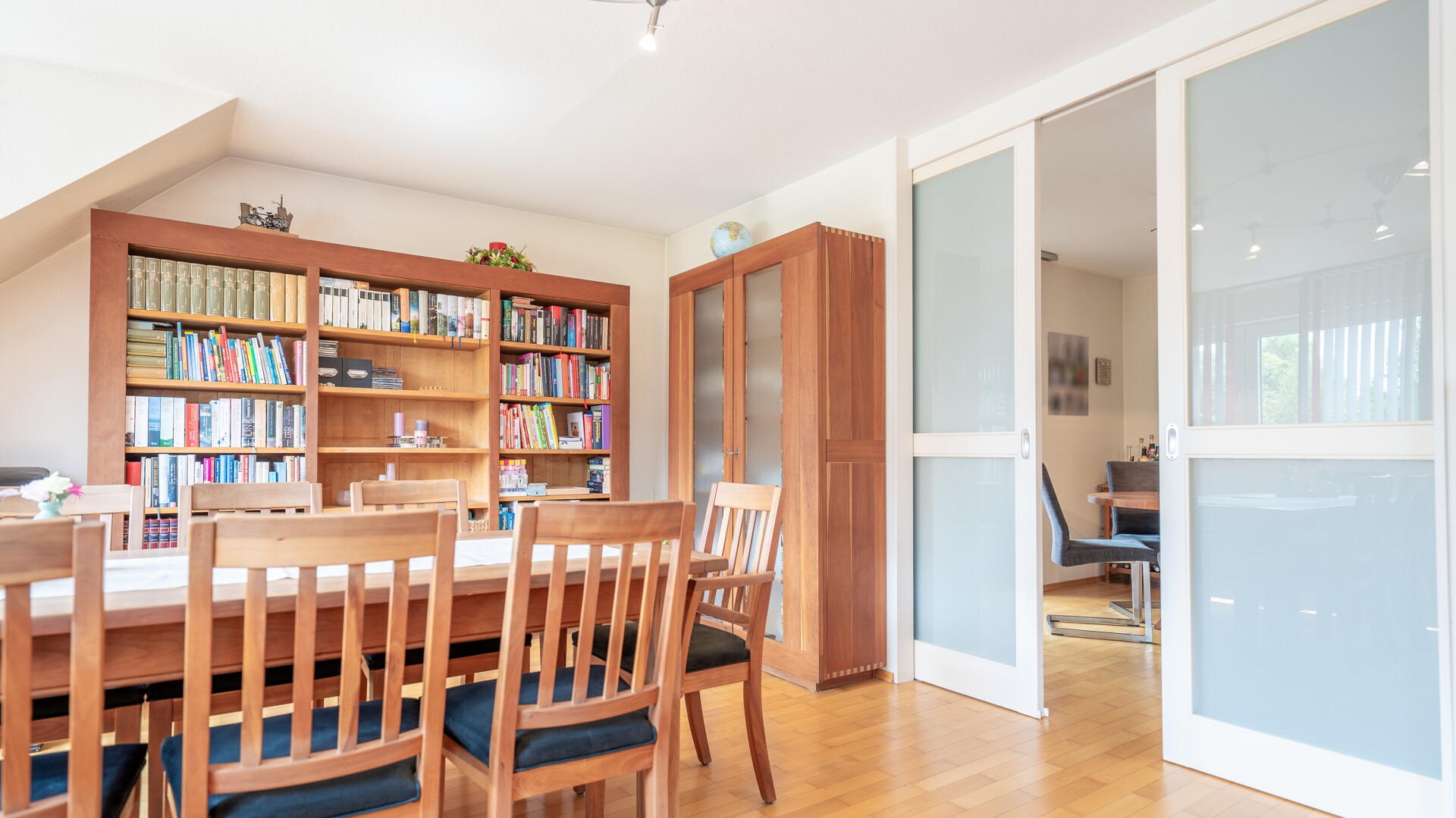 Haus‑in‑Haus‑Charakter: stilvolle 5‑Zimmer‑Maisonette mit Balkon und viel Raum zur freien Entfaltung - Photo 2