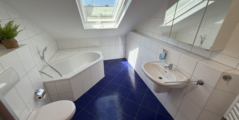 Geräumiges Badezimmer mit Badewanne...