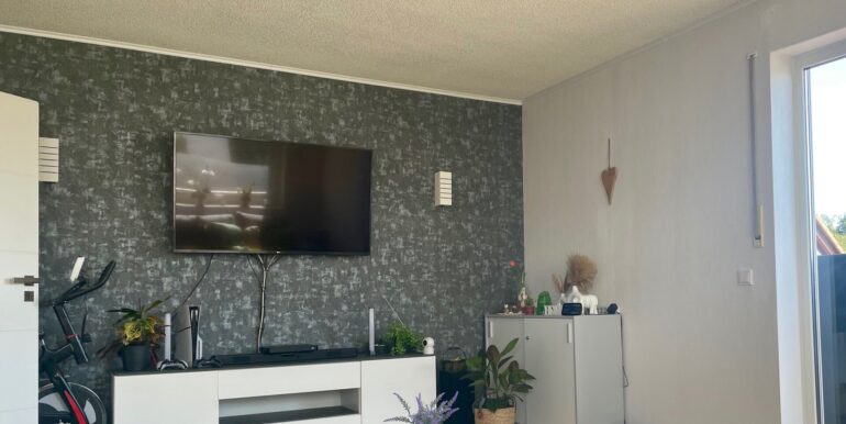 Wohnbereich mit Zugang zum Balkon