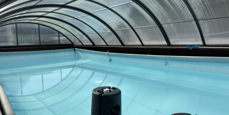 Überdachter Pool