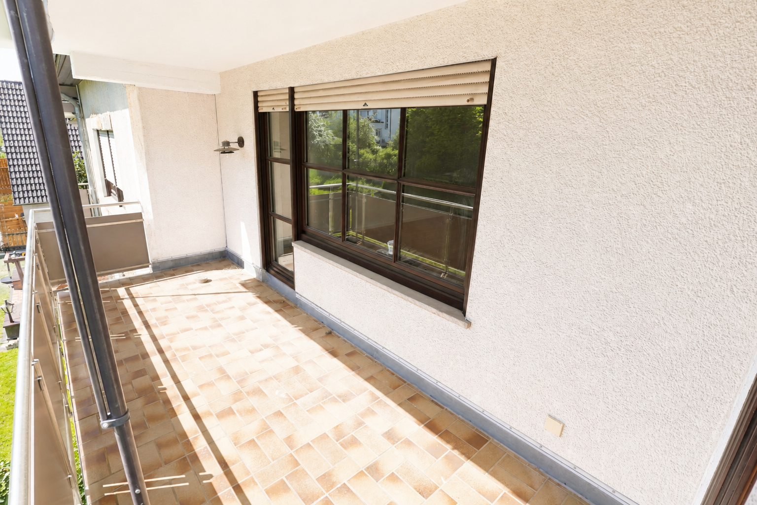 Frisch renovierte 3-Zimmer-Wohnung mit Loggia und Garage in ruhiger Lage - Photo 3