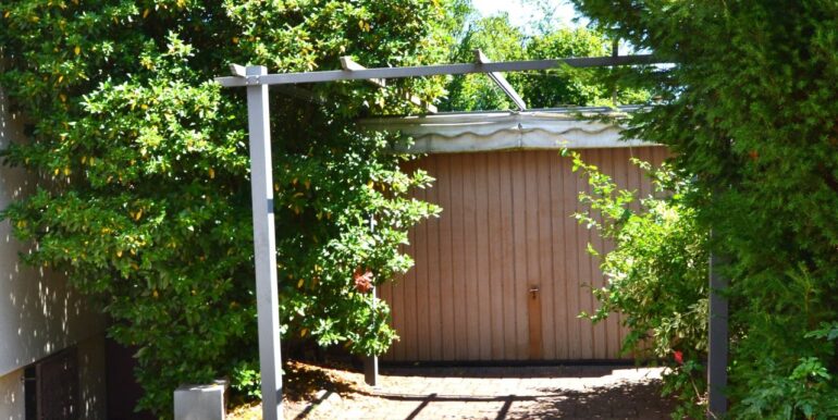 Garage mit Auffahrt