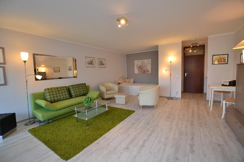 Nah bei Düsseldorf: Vollmöbliertes Apartment – Pool und Sauna im Haus – Erkrath-Unterfeldhaus - Photo 2