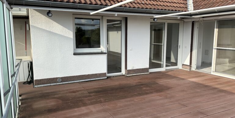 Terrasse mit Zugang Wohnzimmer, Diele, Küche und Schlafzi.