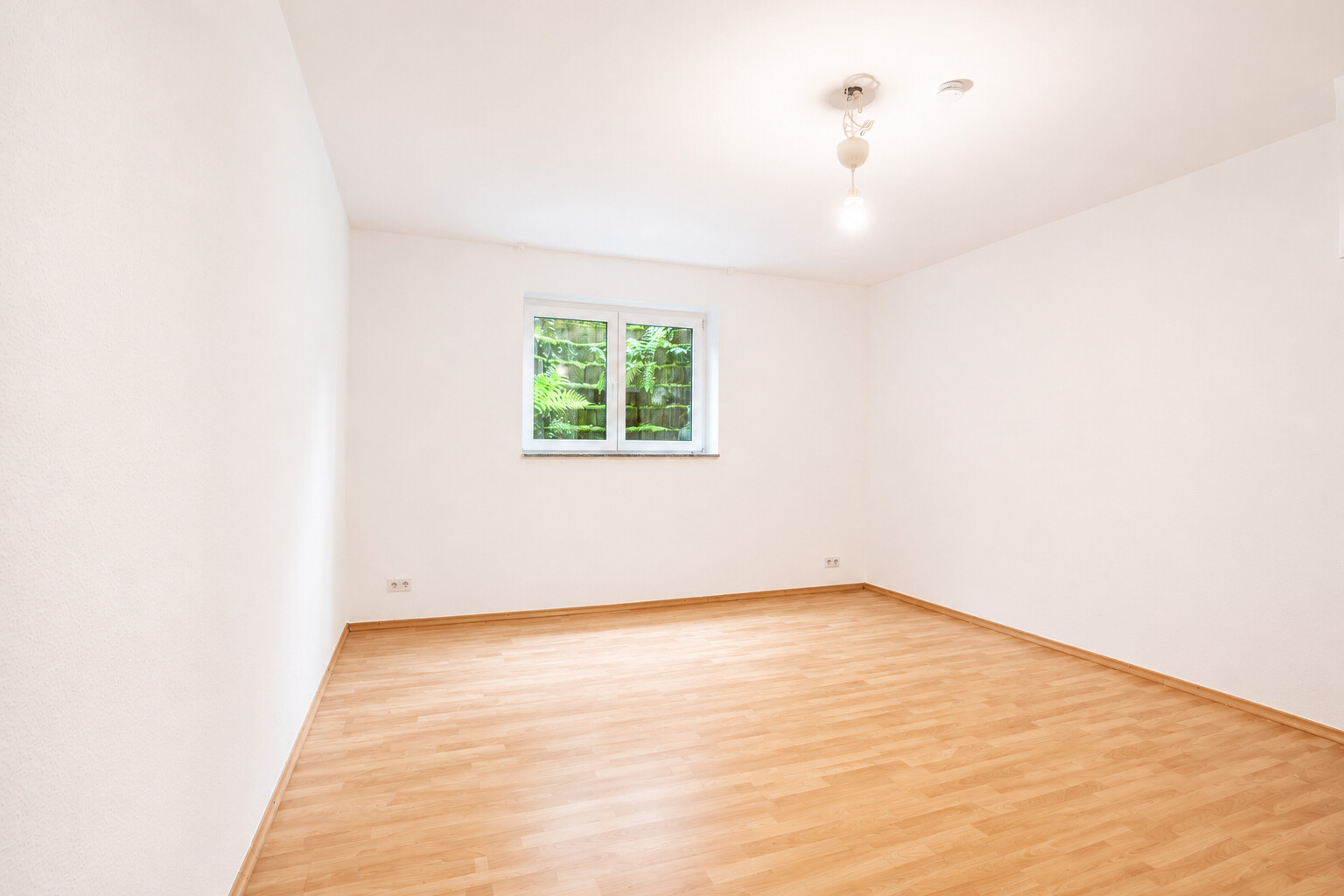 Großzügige 2-Zimmer Souterrain-Wohnung in ruhiger Wohngegend von Siegburg ! - Photo 3