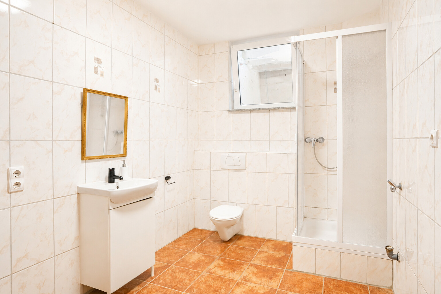 Großzügige 2-Zimmer Souterrain-Wohnung in ruhiger Wohngegend von Siegburg ! - Photo 2